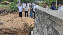 Bupati Karimun Aunur Rafiq meninjau jalan dan jembatan di Pulau Kundur, Kamis (27/4/2023). (Foto: Istimewa)
