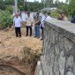 Bupati Karimun Aunur Rafiq meninjau jalan dan jembatan di Pulau Kundur, Kamis (27/4/2023). (Foto: Istimewa)
