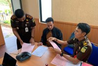Cabjari Tanjungbatu menerima pengembalian kerugian negara dari keluarga terpidana Novie Irwien. (Foto: Istimewa/kepriheadline.id)