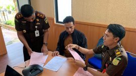 Cabjari Tanjungbatu menerima pengembalian kerugian negara dari keluarga terpidana Novie Irwien. (Foto: Istimewa/kepriheadline.id)