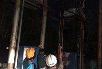 Petugas PLN melakukan perbaikan terhadap kerusakan akibat putusnya kabel jaringan. (Foto: Ilustrasi PLN)