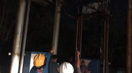 Petugas PLN melakukan perbaikan terhadap kerusakan akibat putusnya kabel jaringan. (Foto: Ilustrasi PLN)
