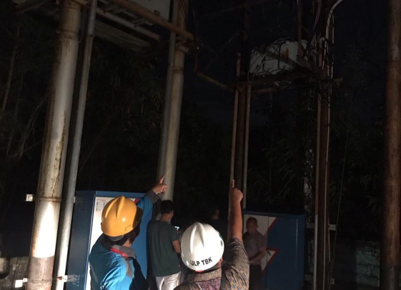 Petugas PLN melakukan perbaikan terhadap kerusakan akibat putusnya kabel jaringan. (Foto: Ilustrasi PLN)