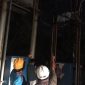 Petugas PLN melakukan perbaikan terhadap kerusakan akibat putusnya kabel jaringan. (Foto: Ilustrasi PLN)