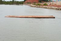 Peti Kemas dalam kondisi berkarat ditemukan nelayan mengapung di Perairan Leho. (Foto: istimewa)