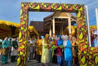 Istri Gubernur Kepri Ny Dewi Kumalasari Ansar Ahmad meresmikan pembukaan Bazar STQH ke-X Provinsi Kepri. (Foto: Kepriheadline.id)