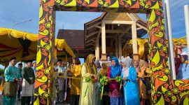 Istri Gubernur Kepri Ny Dewi Kumalasari Ansar Ahmad meresmikan pembukaan Bazar STQH ke-X Provinsi Kepri. (Foto: Kepriheadline.id)