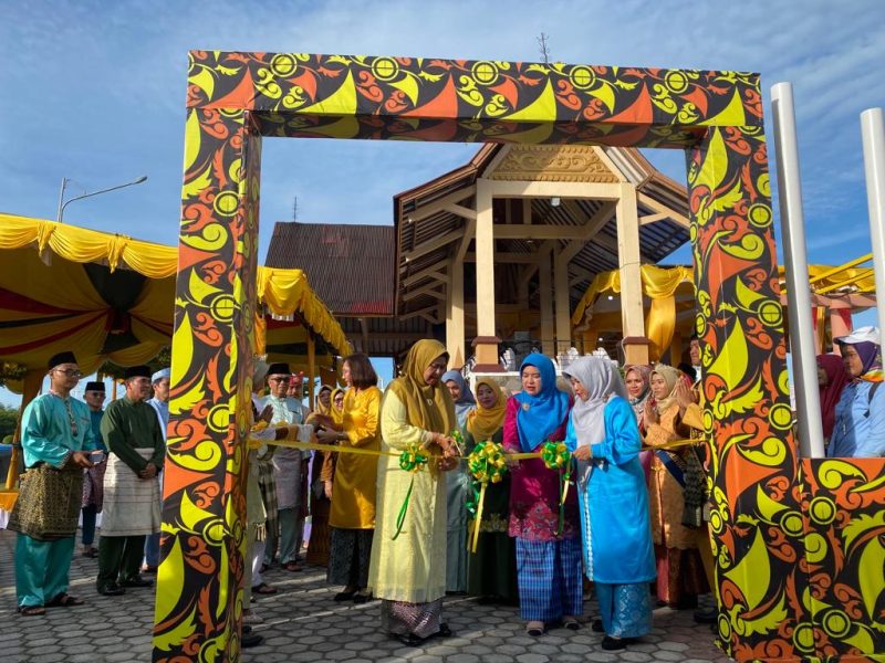 Istri Gubernur Kepri Ny Dewi Kumalasari Ansar Ahmad meresmikan pembukaan Bazar STQH ke-X Provinsi Kepri. (Foto: Kepriheadline.id)