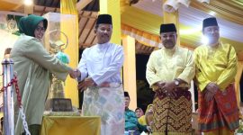 Gubernur Kepri menyerahkan Piala Bergilir STQH ke-X Provinsi Kepri kepada Walikota Batam sebagai peraih Juara Umum. (Foto: Kepriheadline.id)