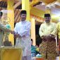 Gubernur Kepri menyerahkan Piala Bergilir STQH ke-X Provinsi Kepri kepada Walikota Batam sebagai peraih Juara Umum. (Foto: Kepriheadline.id)