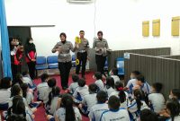Siswi SDS 012 Maitreyawira dikenalkan rambu-rambu lalu lintas oleh Satlantas Polres Karimun. (Foto: Dok Polisi)