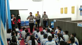Siswi SDS 012 Maitreyawira dikenalkan rambu-rambu lalu lintas oleh Satlantas Polres Karimun. (Foto: Dok Polisi)
