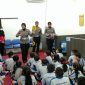 Siswi SDS 012 Maitreyawira dikenalkan rambu-rambu lalu lintas oleh Satlantas Polres Karimun. (Foto: Dok Polisi)