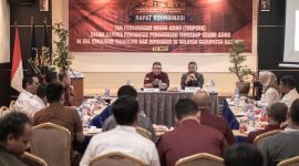 Rapat Koordinasi Tim Pora Karimun dipimpin Kepala Kantor Imigrasi Kelas II TPI Karimun Zulmanur Arif dan Kepala Kejari Karimun Firdaus di Hotel Aston. (Foto: Istimewa untuk Kepriheadline.id)