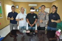 Polsek Kundur Polres Karimun mengamankan pelaku ES (31) usai diringkus saat mengedarkan narkotika jenis sabu. (Foto: Istimewa untuk Kepriheadline.id)