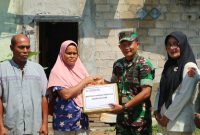 Danramil 01/Tanjungbalai Karimun serahkan bantuan sembako dari Kodim 0317/Tbk.