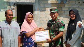 Danramil 01/Tanjungbalai Karimun serahkan bantuan sembako dari Kodim 0317/Tbk.