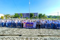Personel Satlantas Polres Karimun melakukan sosialisasi keselamatan berlalu lintas di SMK Vidya Sasana Karimun. (Foto: Istimewa)