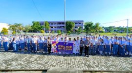 Personel Satlantas Polres Karimun melakukan sosialisasi keselamatan berlalu lintas di SMK Vidya Sasana Karimun. (Foto: Istimewa)