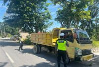 Petugas Satlantas Polres Karimun berhentikan dan berikan peringatan kepada supir truk bermuatan pasir yang tidak menggunakan penutup.(Foto: dokumen polisi)