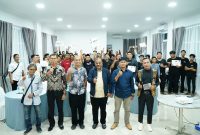 Bupati Karimun Aunur Rafiq bersama CEO Ini Karimun, foto bersama dengan seluruh peserta video kreatif Ini Karimun. (Foto: Istimewa)