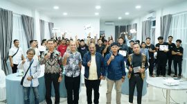 Bupati Karimun Aunur Rafiq bersama CEO Ini Karimun, foto bersama dengan seluruh peserta video kreatif Ini Karimun. (Foto: Istimewa)