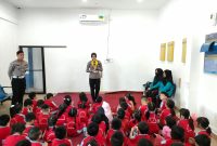 Ratusan Siswa-Siswi TK Swasta 05 Cahaya Kunjungi Satlantas Polres Karimun dalam program Polsanak, Kamis (25/5/2023). (Foto: Istimewa)