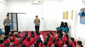 Ratusan Siswa-Siswi TK Swasta 05 Cahaya Kunjungi Satlantas Polres Karimun dalam program Polsanak, Kamis (25/5/2023). (Foto: Istimewa)