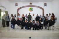 Foto bersama Dandim 0317/Tbk Letkol Inf Budianto Damanik bersama Atlet Dojo Laksana saat pelepasan keberangkatan para atlet ke Kejurda Forki Provinsi Kepri. (Foto: Istimewa)