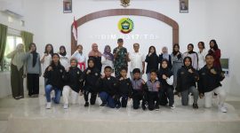 Foto bersama Dandim 0317/Tbk Letkol Inf Budianto Damanik bersama Atlet Dojo Laksana saat pelepasan keberangkatan para atlet ke Kejurda Forki Provinsi Kepri. (Foto: Istimewa)