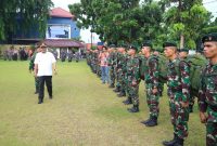 Bupati Karimun Aunur Rafiq melakukan pemeriksaan pasukan saat upacara penyambutan kepulangan Prajurit Kompi Senapan B dari penugasan di Papua Barat. (Foto: Istimewa)