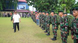 Bupati Karimun Aunur Rafiq melakukan pemeriksaan pasukan saat upacara penyambutan kepulangan Prajurit Kompi Senapan B dari penugasan di Papua Barat. (Foto: Istimewa)