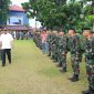 Bupati Karimun Aunur Rafiq melakukan pemeriksaan pasukan saat upacara penyambutan kepulangan Prajurit Kompi Senapan B dari penugasan di Papua Barat. (Foto: Istimewa)