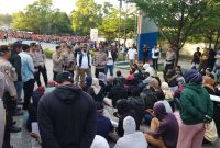 Ratusan warga Desa Pangke Barat gelar Unjuk Rasa di PT Saipem Indonesia Karimun Branch. (Foto: Istimewa)