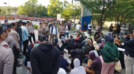 Ratusan warga Desa Pangke Barat gelar Unjuk Rasa di PT Saipem Indonesia Karimun Branch. (Foto: Istimewa)