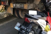 Sepeda motor beat dikendarai adik kakak tabrak lori di Desa Pangke, Kecamatan Meral Barat. (Foto: istimewa)