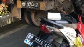 Sepeda motor beat dikendarai adik kakak tabrak lori di Desa Pangke, Kecamatan Meral Barat. (Foto: istimewa)
