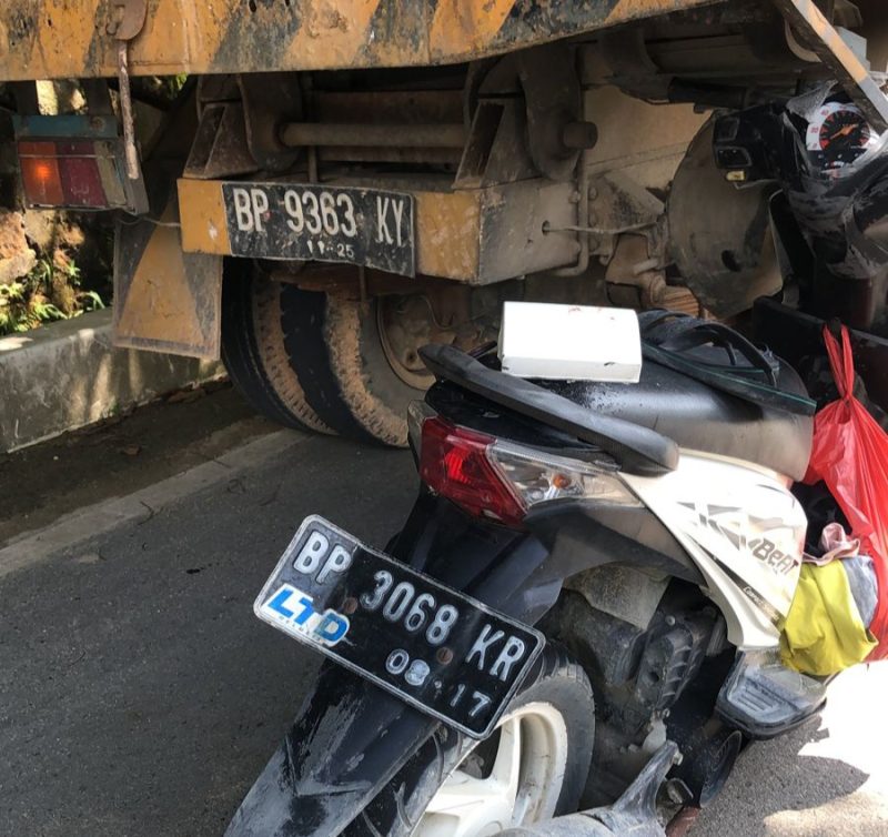 Sepeda motor beat dikendarai adik kakak tabrak lori di Desa Pangke, Kecamatan Meral Barat. (Foto: istimewa)