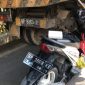 Sepeda motor beat dikendarai adik kakak tabrak lori di Desa Pangke, Kecamatan Meral Barat. (Foto: istimewa)