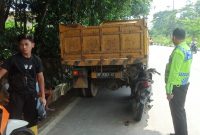 Jajaran Satuan Polisi Lalu Lintas melakukan pemeriksaan terhadap kejadian kecelakaan lalu lintas di kawasan Jalan Raya Desa Pangke. (Foto: Istimewa)