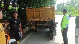 Jajaran Satuan Polisi Lalu Lintas melakukan pemeriksaan terhadap kejadian kecelakaan lalu lintas di kawasan Jalan Raya Desa Pangke. (Foto: Istimewa)