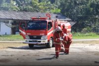 Mobil Damkar milik PT Timah saat membantu memadamkan kebakaran tempat pengolahan Gambir di Desa Sawang Selatan Minggu malam kemarin. (Foto: Dokumen PT Timah)