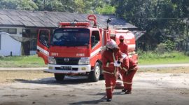 Mobil Damkar milik PT Timah saat membantu memadamkan kebakaran tempat pengolahan Gambir di Desa Sawang Selatan Minggu malam kemarin. (Foto: Dokumen PT Timah)