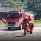 Mobil Damkar milik PT Timah saat membantu memadamkan kebakaran tempat pengolahan Gambir di Desa Sawang Selatan Minggu malam kemarin. (Foto: Dokumen PT Timah)