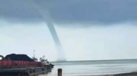 Fenomena waterspout terpantau di Perairan Karimun tepatnya di kawasan Coastal Area Kecamatan Tebing. (Foto: Tangkapan Layar Video Masyarakat)