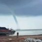 Fenomena waterspout terpantau di Perairan Karimun tepatnya di kawasan Coastal Area Kecamatan Tebing. (Foto: Tangkapan Layar Video Masyarakat)