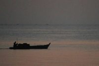 Potret nelayan saat melaut di Perairan Karimun. Foto: Ilustrasi Kepriheadline.id