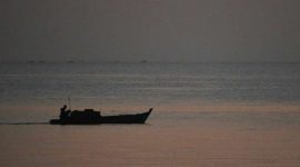 Potret nelayan saat melaut di Perairan Karimun. Foto: Ilustrasi Kepriheadline.id