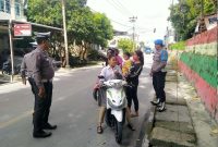 Polisi melakukan tegurn terhadap pengendara sepeda motor yang masih dibawah umur. (Foto: Dokumen Kepriheadline.id)