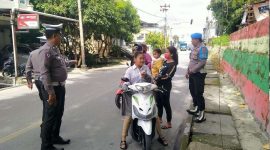 Polisi melakukan tegurn terhadap pengendara sepeda motor yang masih dibawah umur. (Foto: Dokumen Kepriheadline.id)